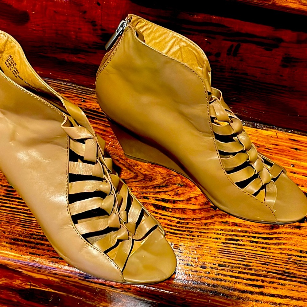 CLOSET CLOSING Kelsi Dagger Wedges